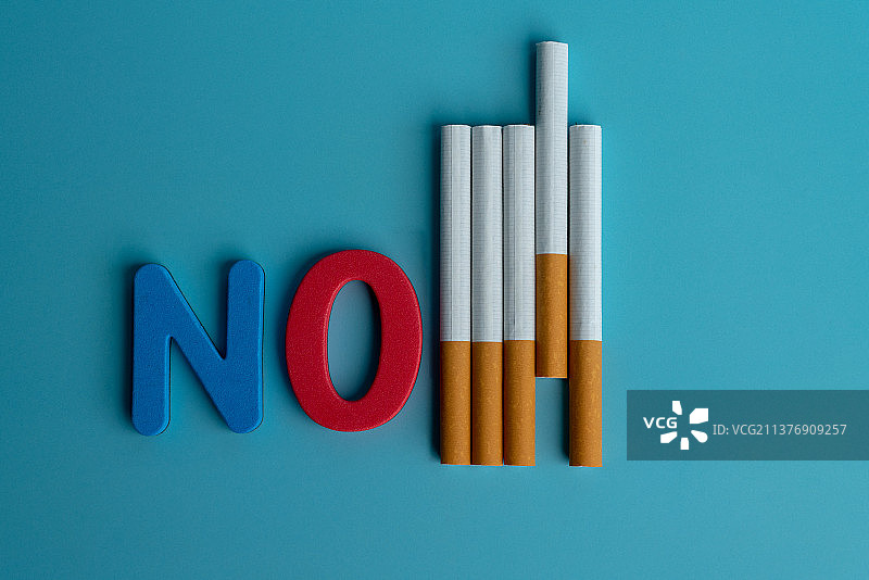 香烟和字母戒烟创意静物照图片素材