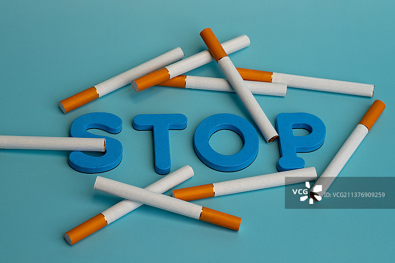香烟和字母戒烟创意静物照图片素材