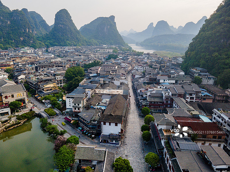 广西阳朔县阳朔西街水平画幅航拍图片素材