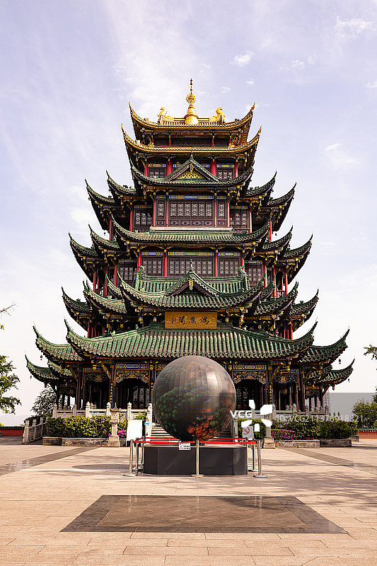 阳光下的鸿恩阁图片素材