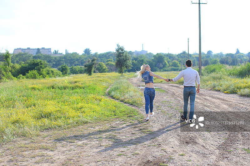 站在街上的美丽情侣图片素材