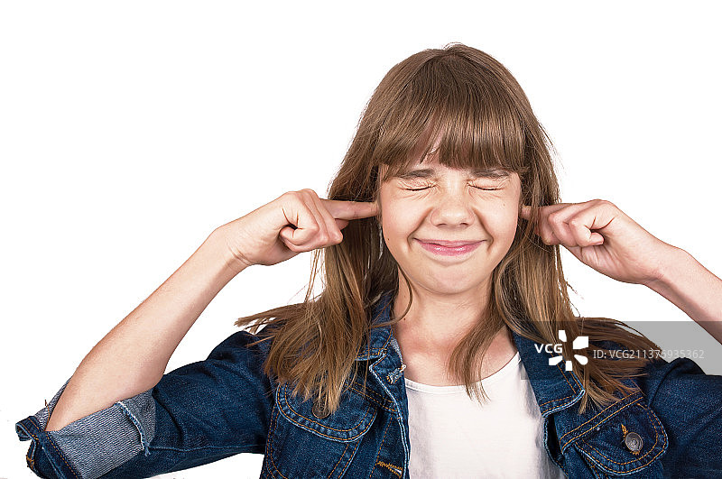 闭着眼睛用手捂住耳朵的青少年，在白色背景上隔离图片素材