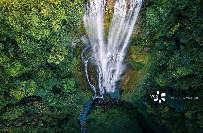 航拍森林瀑布图片素材