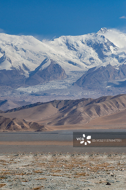 公格尔九别峰雪山图片素材