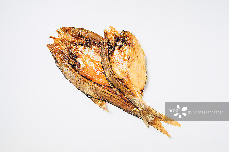 白色背景上的两条腊鱼图片素材