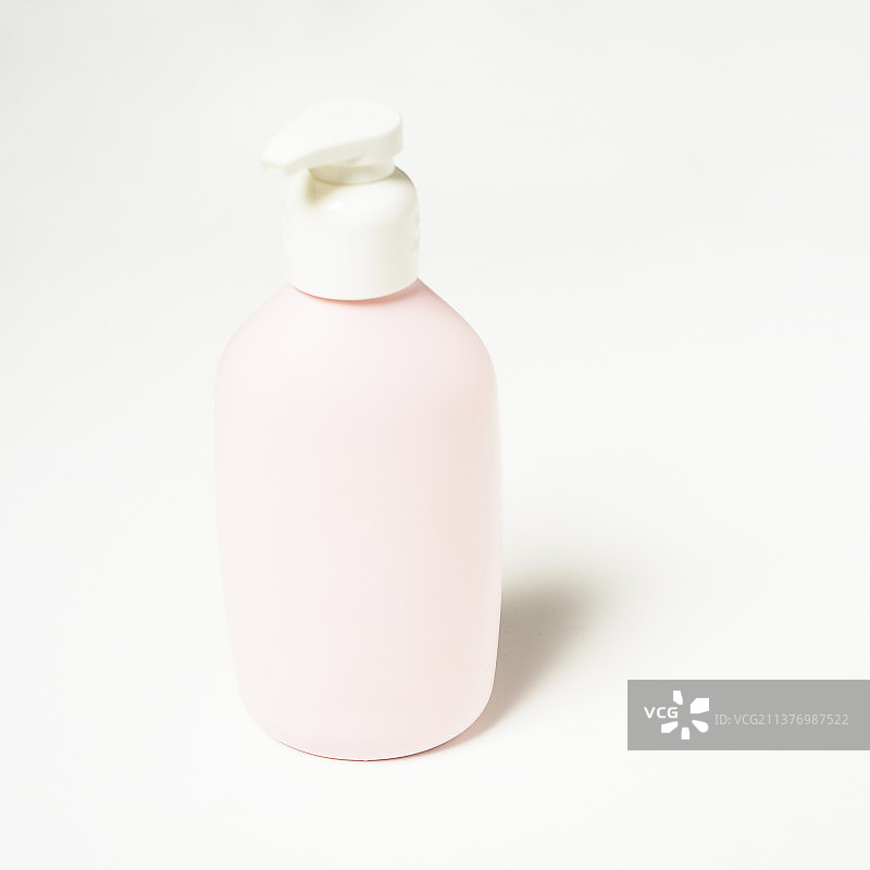 白色背景上的一瓶沐浴露图片素材