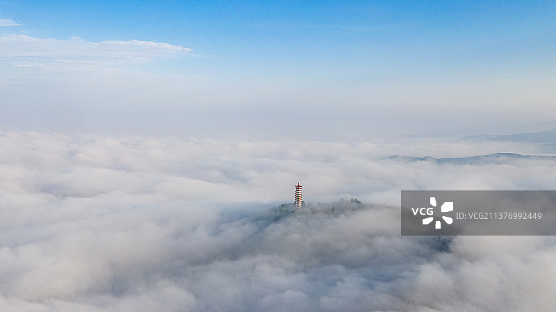 云雾中的仁寿黑龙滩风景区华严塔图片素材