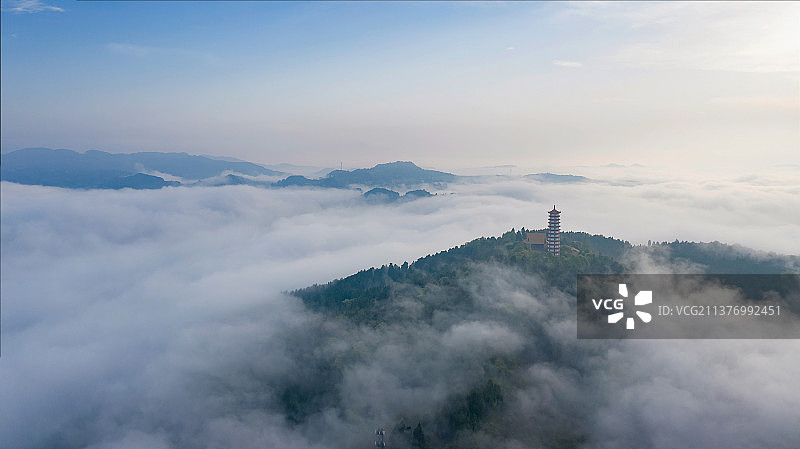 云雾中的仁寿黑龙滩风景区华严塔图片素材