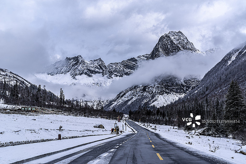 雪山公路美景图片素材