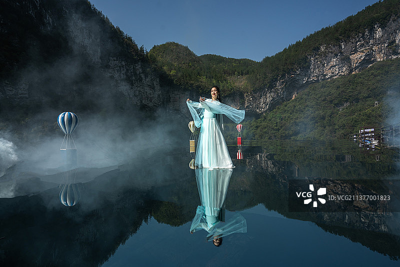 湖北：美女在恩施地心谷的地心天眼-天空之镜上如仙女下凡图片素材