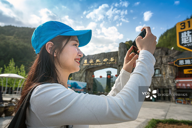 湖北：美女在恩施地心谷的地心天眼-天空之镜上如仙女下凡图片素材