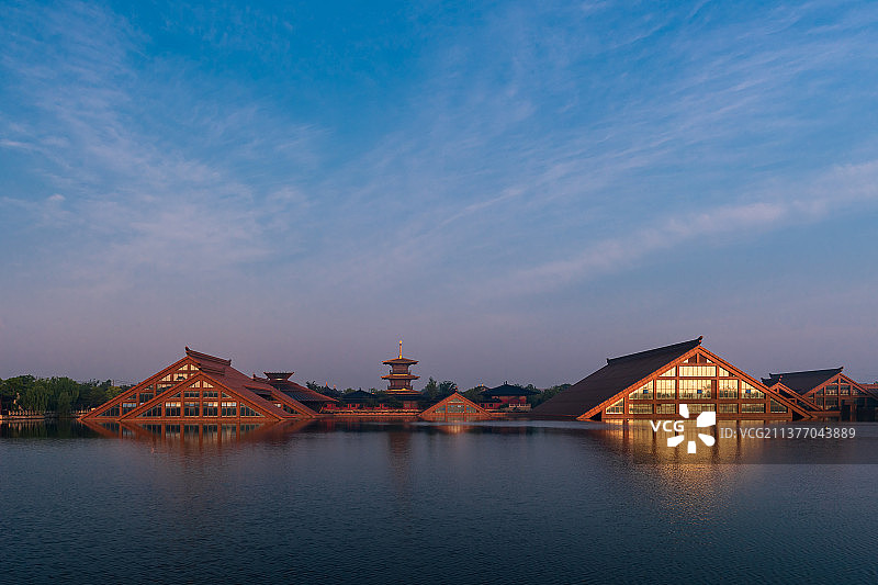 晨光中的广富林图片素材