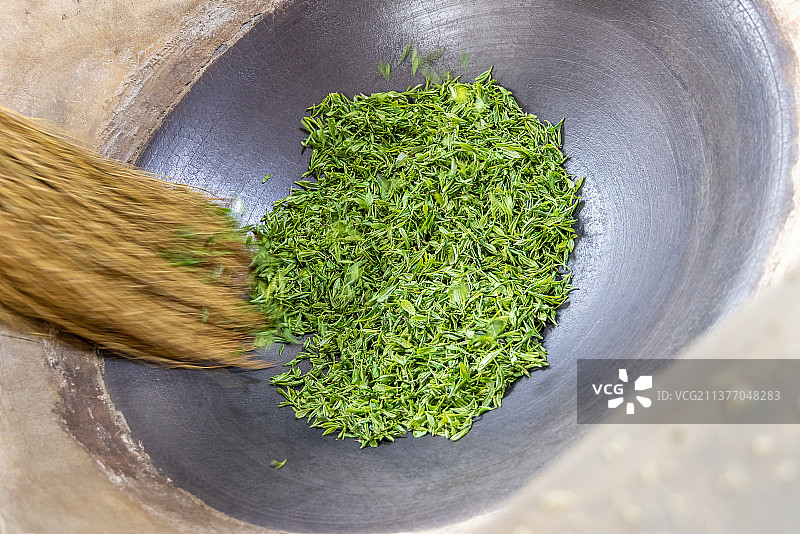 手工炒制信阳毛尖茶叶图片素材