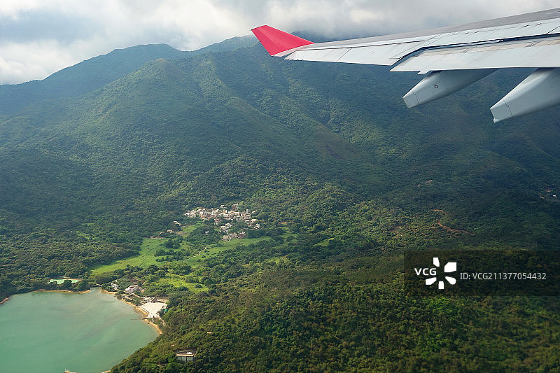 机翼下大山坳中的桃花源图片素材