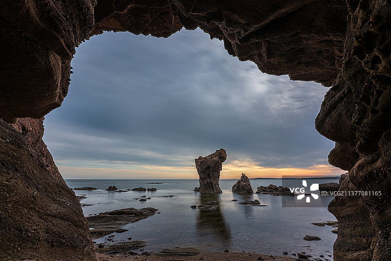 大连海洋海水海岸岩石岩洞天空黄昏日落晚霞云图片素材