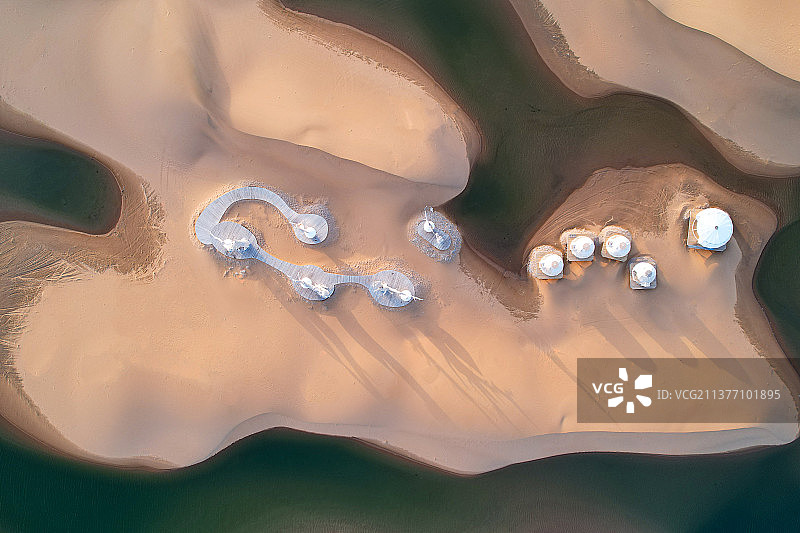 被湖泊包围的沙丘图片素材