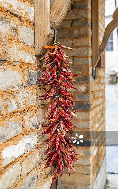 江西婺源篁岭景区里悬挂的辣椒串图片素材