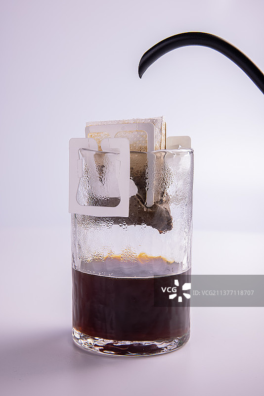 挂耳咖啡倒开水图片素材