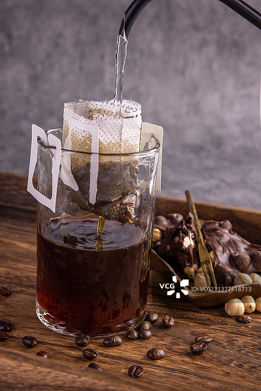 挂耳咖啡倒开水图片素材