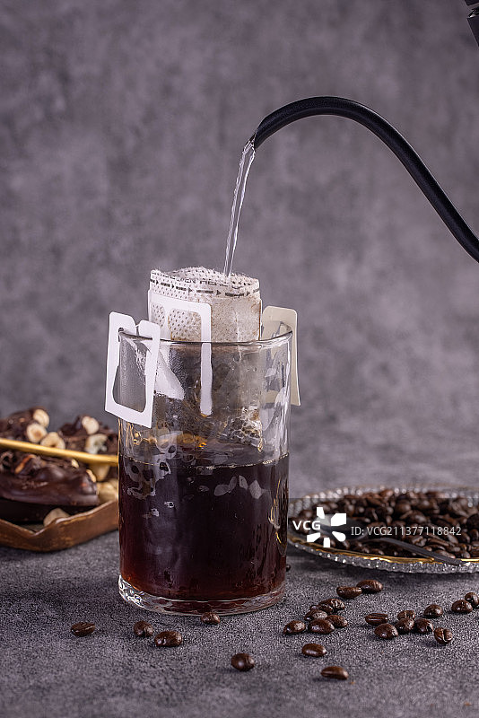 挂耳咖啡倒开水图片素材