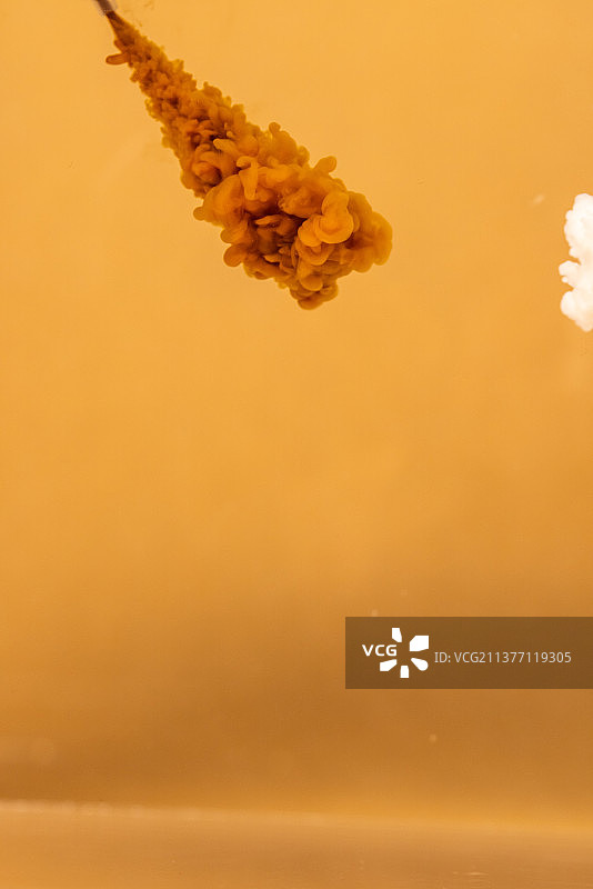 水下摄影喷洒油漆颜料咖啡牛奶图片素材