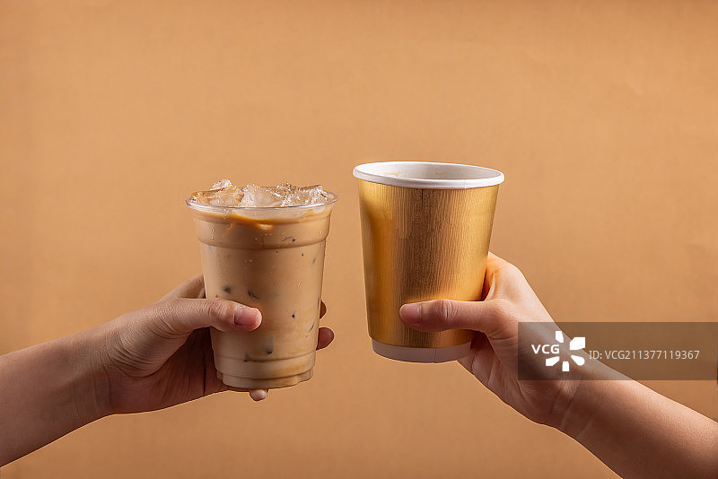 情侣约会喝咖啡庆祝情人节图片素材