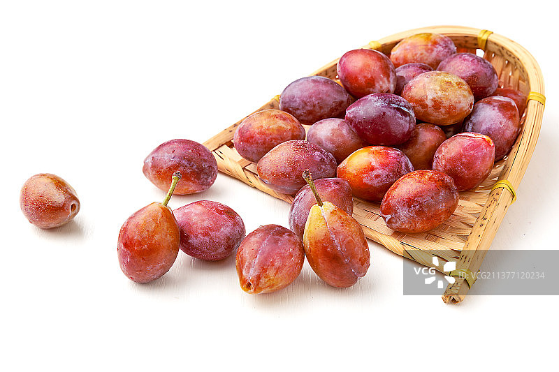 白底上的智利特产水果：西梅图片素材