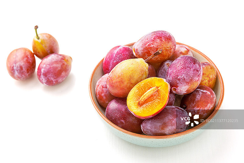 白底上的智利特产水果：西梅图片素材