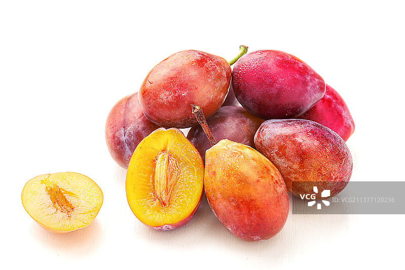 白底上的智利特产水果：西梅图片素材