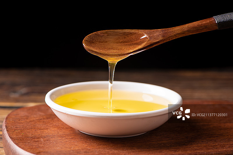 碟子里的食用油图片素材