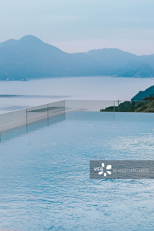 福建霞浦海岛上的无边泳池图片素材