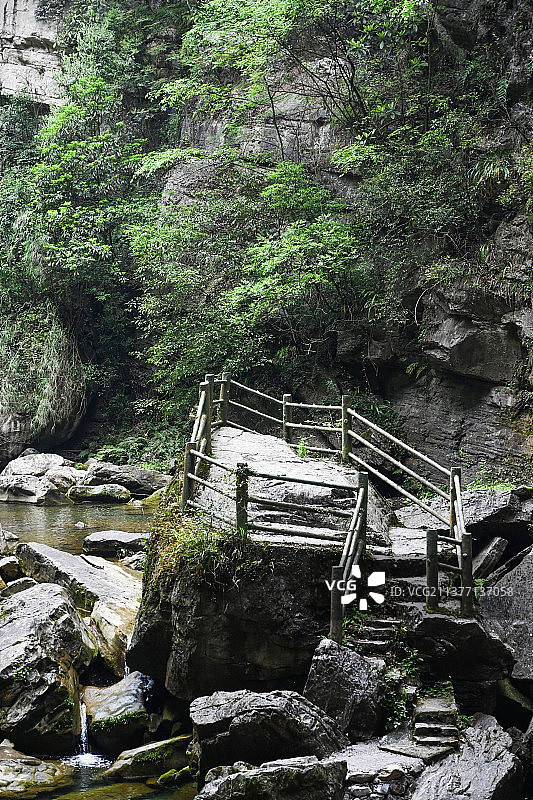 巨石上的观景台图片素材