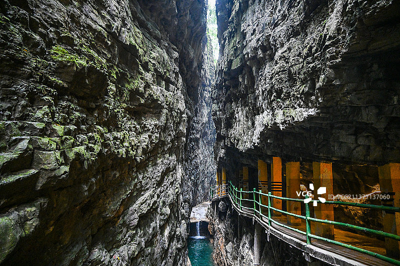 幽深峡谷间的人工栈道图片素材