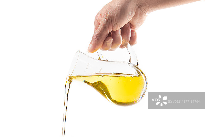 手提油壶倒食用油图片素材