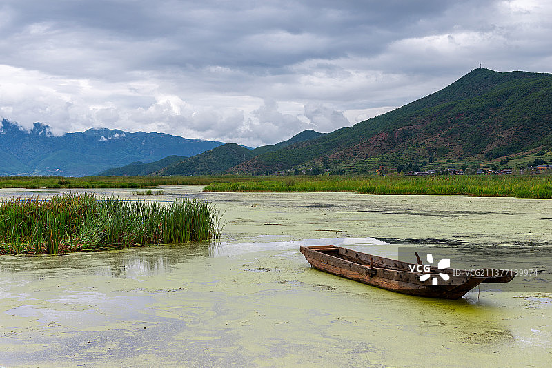 泸沽湖草海猪槽船祖母船图片素材