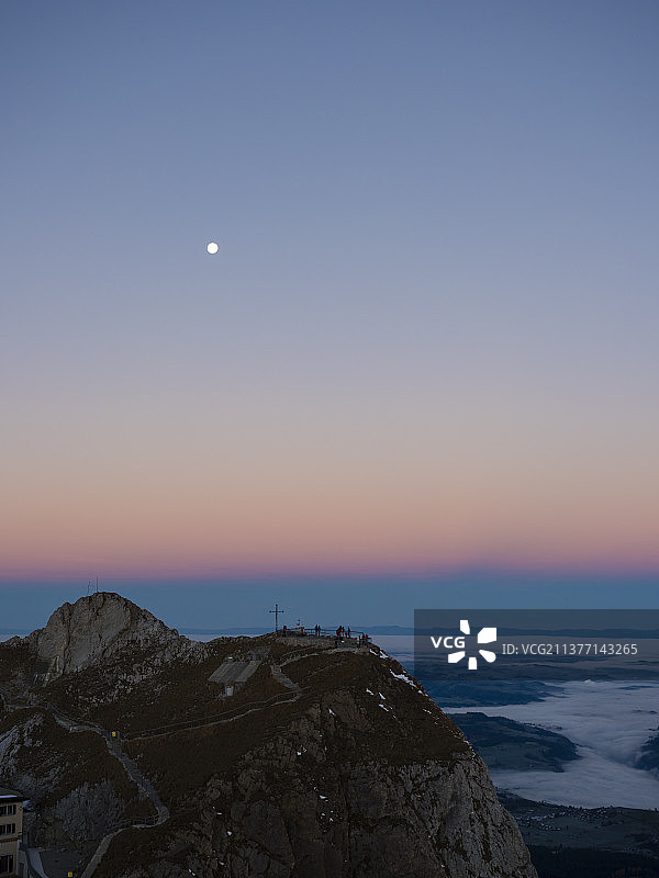 日出前皮拉图斯山顶上空的月亮图片素材