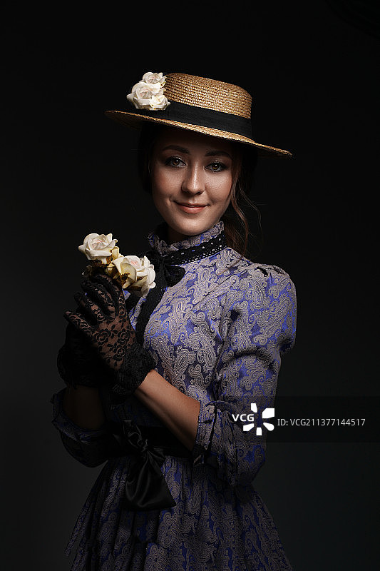 身穿1900年代风格蓝色连衣裙的女孩特写图片素材