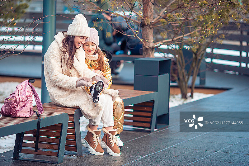 冬日母女冬季运动图片素材