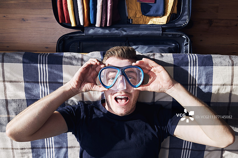 收拾行李箱时快乐男人的疯狂画像图片素材