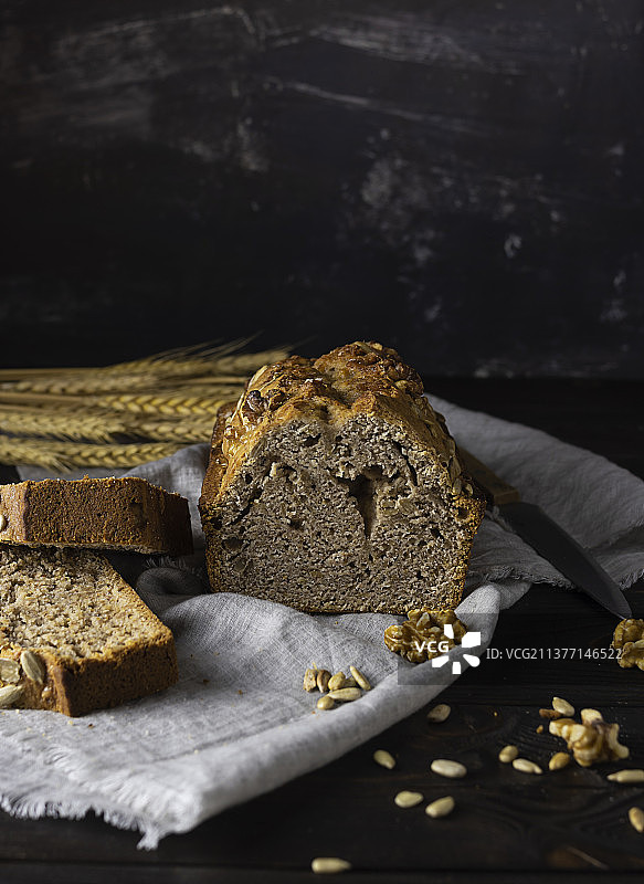 浅色餐巾上的自制新鲜籽面包图片素材