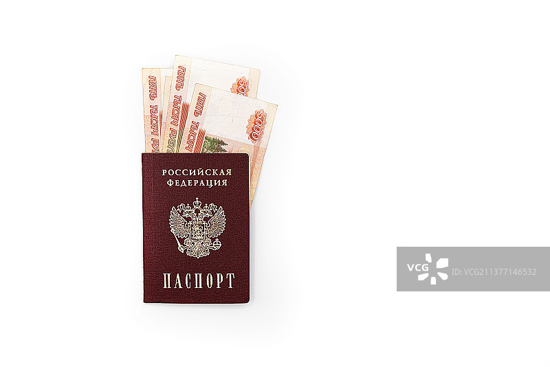 白色背景上的俄罗斯护照和5000卢布纸币图片素材