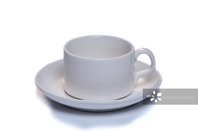 白色背景上的白色咖啡杯与碟子图片素材