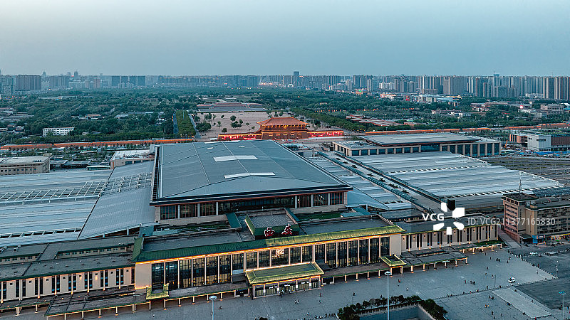 2022年 西安站改造完毕和大明宫丹凤门图片素材