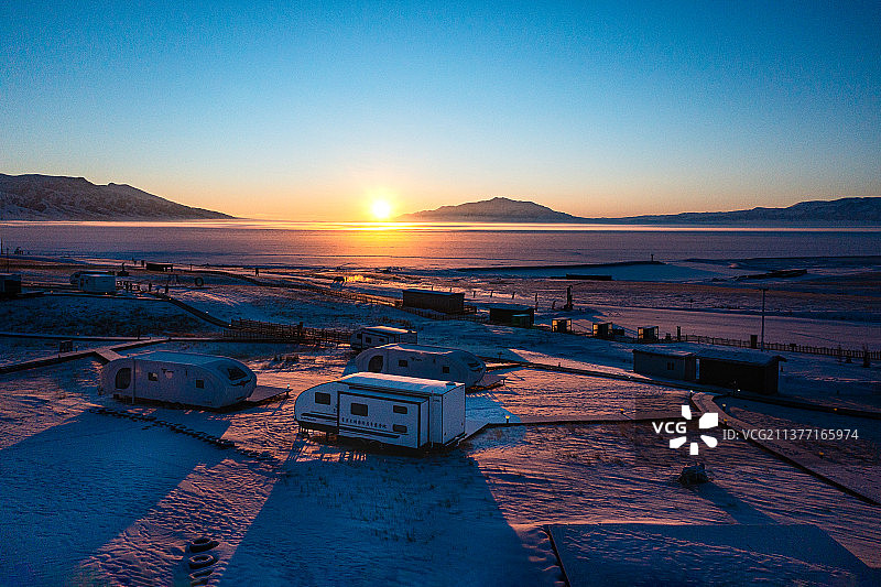 塞里木湖日出图片素材