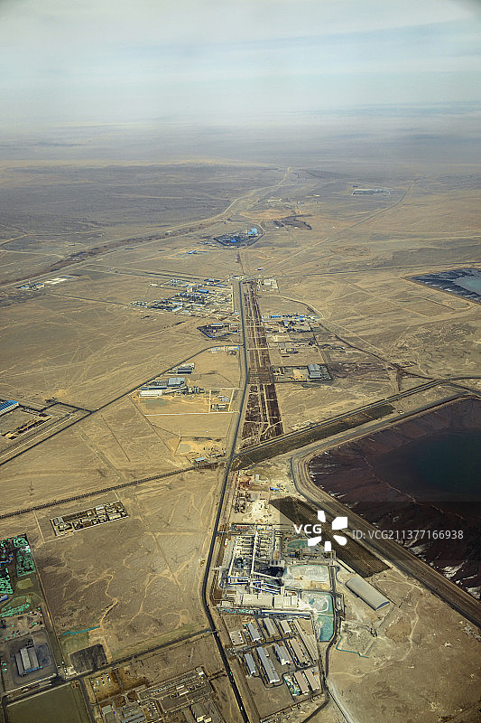 沙漠上的工业区航拍图片素材