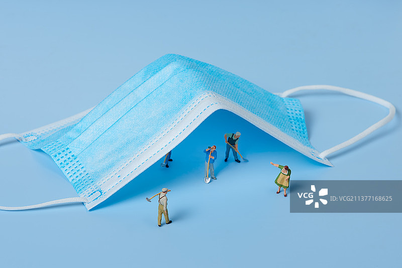 微缩创意医用口罩保护下的劳动者们图片素材