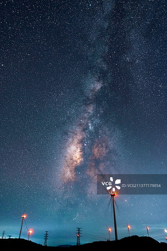 银河下的风车图片素材