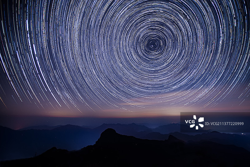 太子尖山顶的星轨图片素材