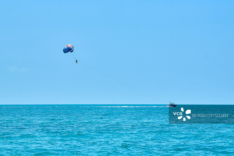 海上快艇拖伞图片素材