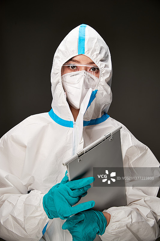 穿白色防护服佩戴护目镜口罩的防疫人员图片素材